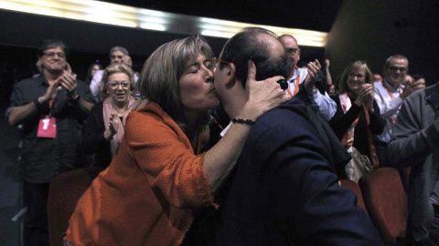 l primer secretario del PSC, Miquel Iceta, recibe el abrazo de la que será su número dos, la adjunta a la primera secretaría, Nuria Marín, tras la clausura del XIII congreso del partido. / ALBERTO ESTÉVEZ (EFE)