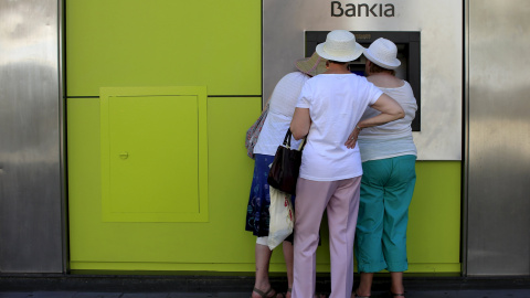 Varias mujeres usando un cajero de Bankia en Madrid. REUTERS/Marcelo del Pozo