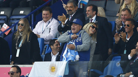 Diego Armando Maradona, en el estadio  de Leicester, animando a la selección argentina en el reciente Mundial de Rugby. REUTERS/ Darren Staples