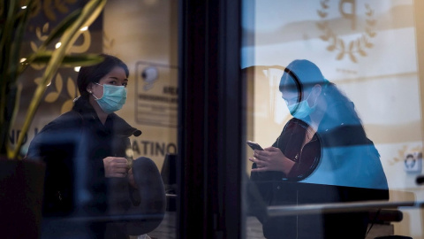 Huéspedes de un hotel de Roma donde se alojaban dos turistas chinos que habían dado positivo por el nuevo coronavirus, en Roma. EFE / EPA / ANGELO CARCONI