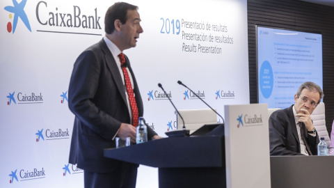 El consejero delegado de la entidad, Gonzalo Gortázar (izq), durante su intervención en la presentación a los medios de los resultados del ejercicio 2019 de CaixaBank, junto al presidente de CaixaBank, Jordi Gual (dech), en Valencia. E.P./R