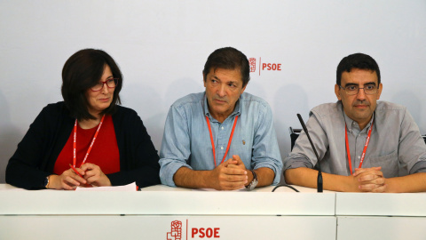 El presidente de la Comisión Gestora del PSOE, Javier Fernandez (c), su portavoz, Mario Jimenez (i), y otro de sus vocales, Ascension Godoy (d), en la reunión del Comité Federal del pasado 23 de octubre en la que se decidió la abstención en