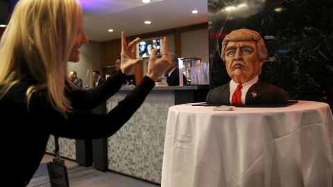 La cara de Donald Trump en una tarta durante la noche electoral en Nueva York. / REUTERS