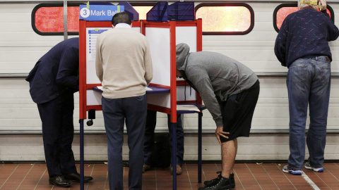 Varios votantes en un centro electoral en Arlington, Virginia. - REUTERS