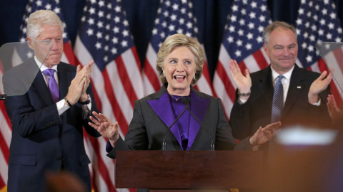 Hillary Clinton, junto a su marido, el expresidente Bill Clinton y el candidato a la vicepresidencia Tim Kaine, en su mensaje a sus seguidores tras la derrota frente a Donald Trump en las elecciones presidenciales en EEUU. REUTERS/Carlos Ba