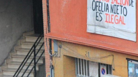 Mujeres con una manguera en el edificio de Ofelia Nieto. TWITTER