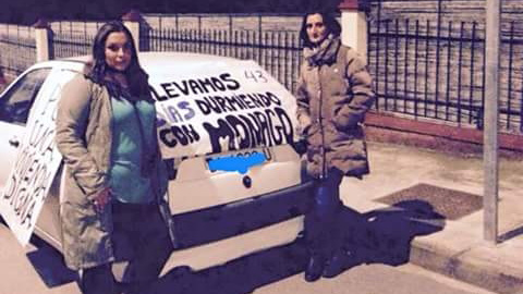 Isabel Rodríguez, izquierda, e Isabel Pintado, derecha, en el automóvil donde duermen cada noche frente al chalé de Monago