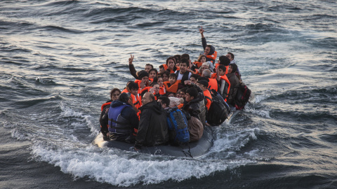 Un grupo de refugiados celebra que ha llegado a las costas de Lesbos, Grecia, a bordo de una balsa neumática.- JAVI JULIO / NERVIO FOTO