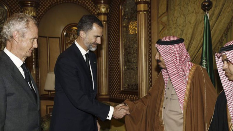 Felipe VI da el pésame al rey Salmán en un breve encuentro en Riad.- EFE