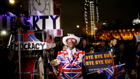 Personas celebrando el brexit, este viernes. REUTERS/Henry Nicholls