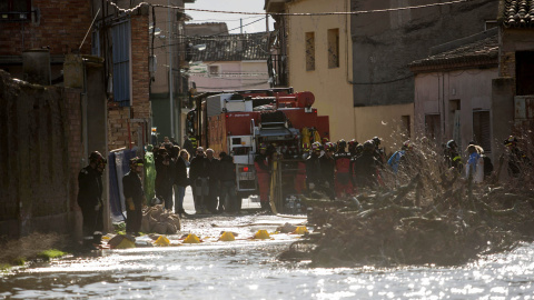 Efectivos del cuerpo de Bomberos trabajan en la localidad de Boquiñeni (Zaragoza), una de las afectadas pro la crecida extraordinaria del Ebro, que ha sido visitada esta tarde por la presidenta de Aragón, Luisa Fernanda Rudi. EFE/Toni Galán