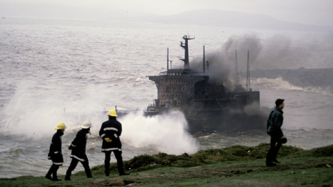 El petrolero griego 'Mar Egeo', que transportaba 79.300 toneladas de crudo, embarrancó en las proximidades de la Torre de Hércules (A Coruña) en diciembre de 1992 / EFE