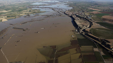 Fotografía facilitada por el Gobierno de Aragón en la que se aprecia la crecida del río Ebro a su paso por la localidad de Gallur, en Zaragoza. El Ayuntamiento de Zaragoza ha activado la alerta naranja, el nivel más alto de movilización, pa