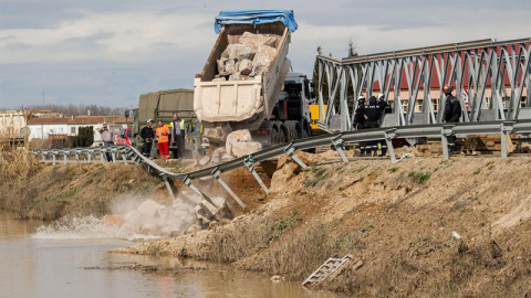 Efectivos de la Unidad Militar de Emergencias (UME) trabajan en la reconstrucción de un puente caído entre las regiones de Boquiñeni y Luceni tras la crecida del río Ebro. Mas de un millar de vecinos de Pradilla y Boquiñeni fueron desalojad