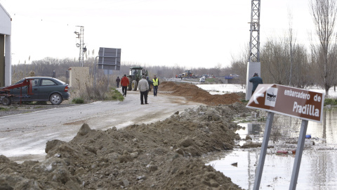 El río Ebro a su paso por Pradilla (Zaragoza), donde muchos los vecinos, que han estado toda la noche pendientes del nivel de las aguas, han sido desalojados como medida preventiva y los que permanecen en la localidad ayudan para evitar que