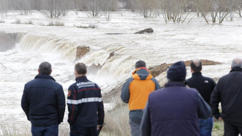 Caudal del río a su paso por Pradilla (Zaragoza), donde muchos de los vecinos, que han estado toda la noche pendientes del nivel de las aguas, han sido desalojados como medida preventiva y los que permanecen en la localidad ayudan para evit