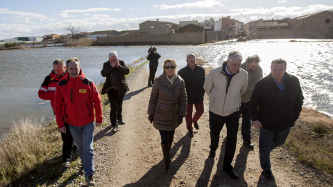 La presidenta de Aragón, Luisa Fernanda Rudi (c), durante la visita que ha realizado este vieres a la localidad de Boquiñeni (Zaragoza), una de las afectadas pro la crecida extraordinaria del Ebro, cuya punta ha entrado hoy en la comunidad 