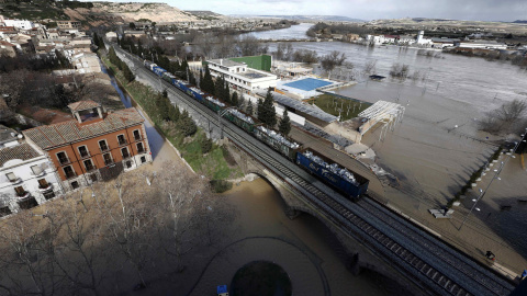 Aspecto que presenta el rio Ebro ya desbordado que entra en las calles del Casco Viejo de Tudela donde el agua ha entrado en bajeras y garajes. /Jesús Diges (EFE)