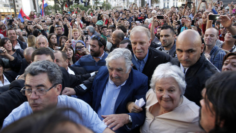 El presidente de Uruguay, José Mujica y su esposa, la senadora Lucía Topolansky, asisten a la ceremonia de arriado del Pabellón Nacional hoy, viernes 27 de febrero de 2015, en Plaza Independencia en Montevideo (Uruguay). /Hugo Ortuño (EFE)