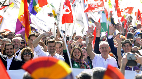 El candidato a la Presidencia andaluza, Antonio Maillo (3i); el coordinador federal de IU, Cayo Lara (2d); el candidato de IU a la Presidencia del Gobierno, Alberto Garzón (i), y la representantede de la dirección nacional de Syriza, Natasa