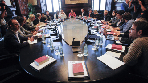 La presidenta del Parlament, Carme Forcadell, en el centro, durante la Junta de Portavoces del Parlament. EFE/Quique García