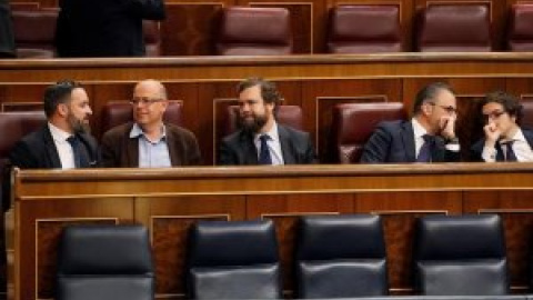 Los diputados de Vox madrugan para ocupar los escaños del PSOE en el Congreso