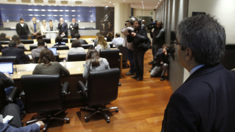 El portavoz del PDECat, Frances Homs, observa la rueda de prensa que han ofrecido hoy en el Congreso de los Diputados los representantes del grupo de Unidos Podemos-En Comú Podem-En Marea y los partidos nacionalistas que están en contra de 