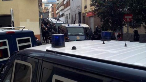 Despliegue policial frente a la sede de Bukaneros en Vallecas.