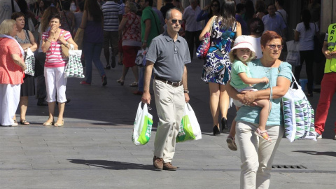 Personas de compras por el centro de Madrid. E.P.