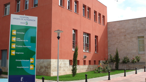 Imagen de la fachada del hospital Vírgen de Altagracia, en Ciudad Real, ante cuya puerta principal falleció una persona sin ser atendida.