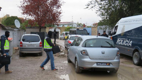 Detención en el poblado chabolista de la Cañada Real, conocido como el "supermercado" de la droga, de uno de los tres supuestos yihadistas detenidos. EFE