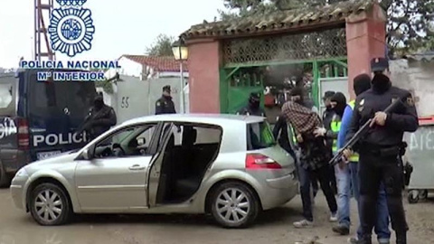 Detención en el poblado chabolista de la Cañada Real, conocido como el "supermercado" de la droga, de uno de los tres supuestos yihadistas detenidos. EFE