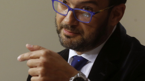 El portavoz del PSOE, Antonio Hernando, durante la rueda de prensa posterior a la reunión de la Junta de Portavoces, en el Congreso. EFE/Kiko Huesca