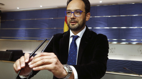 El portavoz del PSOE, Antonio Hernando, durante la rueda de prensa posterior a la reunión de la Junta de Portavoces, en el Congreso. EFE/Kiko Huesca