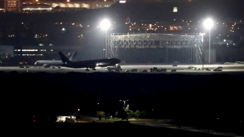 03/02/2020.- El avión de la aerolínea Air Canadá que ha pasado horas sobrevolando Madrid a causa de un problema técnico, en la pista tras efectuar un aterrizaje de emergencia en el aeropuerto de Barajas . EFE/Mariscal