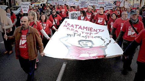 Participantes en la manifestacion convocada por La Plataforma de Afectados por la Hepatitis C. EFE