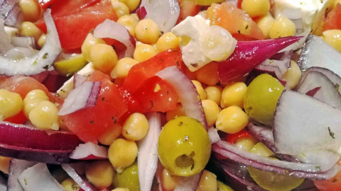 Ensalada de garbanzos con queso feta y tomate