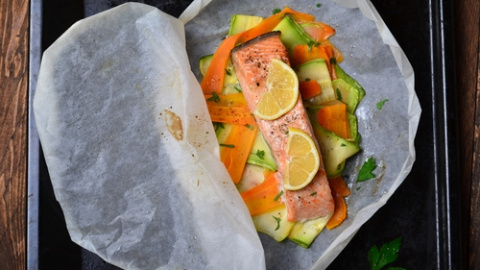 Salmón preparado para la papillote con verduras