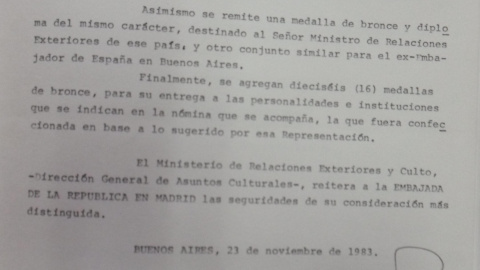 Imagen del documento que atestigua las condecoraciones a Juan Carlos de Borbón, Felipe González y Manuel Fraga por parte de la dictadura argentina.