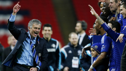 Mourinho celebra el título con sus jugadores. Reuters / Andrew Couldridge