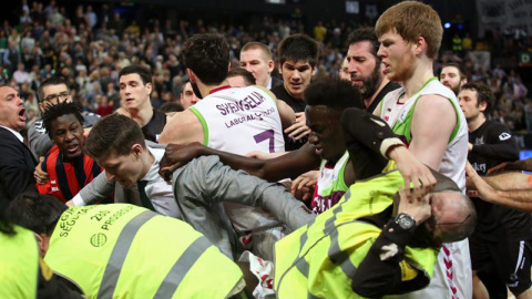 El Bilbao Basket ha arrollado al Laboral Kutxa Baskonia en Miribilla (93-75) en un derbi vasco intenso, igualado en la primera mitad, claramente dominado por los 'hombres de negro' tras el descanso y que terminó en una masiva y desagradable