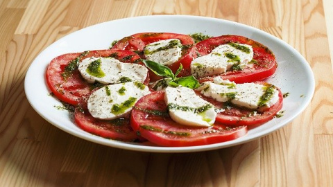 Receta de ensalada caprese con tomate, queso mozzarella y pesto.