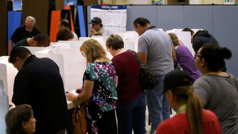 electores votando en un colegio electoral en Azusa, donde tuvo lugar el tiroteo, California, EEUU. / REUTERS