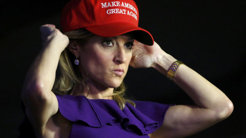 Una votante que apoya a Trump ajusta su gorra  durante la noche electoral en Nueva York, EEUU. / REUTERS