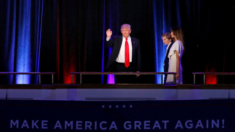 El elegido presidente de los EEUU, Donald Trump, con su hijo Barron y su esposa Melania saluda a sus simpatizantes en Manhattan tras confirmarse su victoria en las elecciones. REUTERS/Brendan McDermid