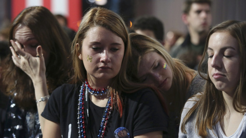 Simpatizantes demócratas en Nueva York muestran su desánimo tras la derrota de su candidata Hillary Clinton en las elecciones en EEUU. REUTERS/Adrees Latif