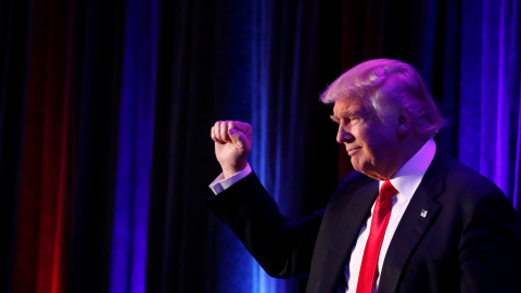 El elegido presidente de los EEUU, Donald Trump, saluda a sus simpatizantes a su llegada al hotel Hilton Midtown, en Manhattan, para celebrar los resultados de las elecciones presidenciales. REUTERS/Andrew Kelly