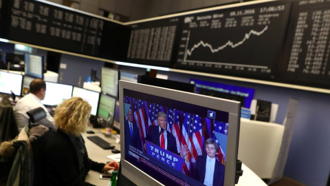 Operadores de la bolsa alemana en Frácfort , con una pantalla de tv viendo el discurso del presidente electo de EEUU Donald Trump. REUTERS/Kai Pfaffenbach