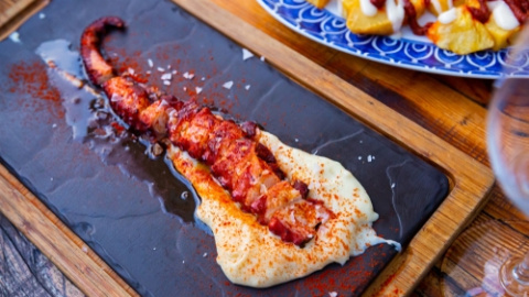 Pulpo a la plancha con crema de patatas