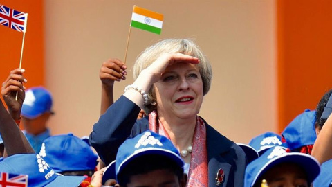 La primera ministra británica, Theresa May en su visita a la escuela de primaria Stone Hill Government Higher en Bangalore, la India EFE/STRINGER